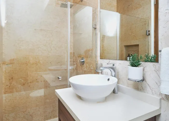 2 Bdrm Ocean View Private Pool Heart Of Town Apartment *